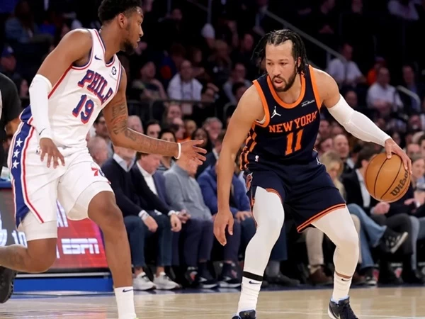 Jalen Brunson mencetak sembilan poin tanpa balas di akhir kuarter keempat Rabu malam untuk tuan rumah New York Knicks, yang menyia-nyiakan keunggulan 19 poin sebelum bangkit untuk mengungguli Philadelphia 76ers yang sedang terpuruk 110-105.